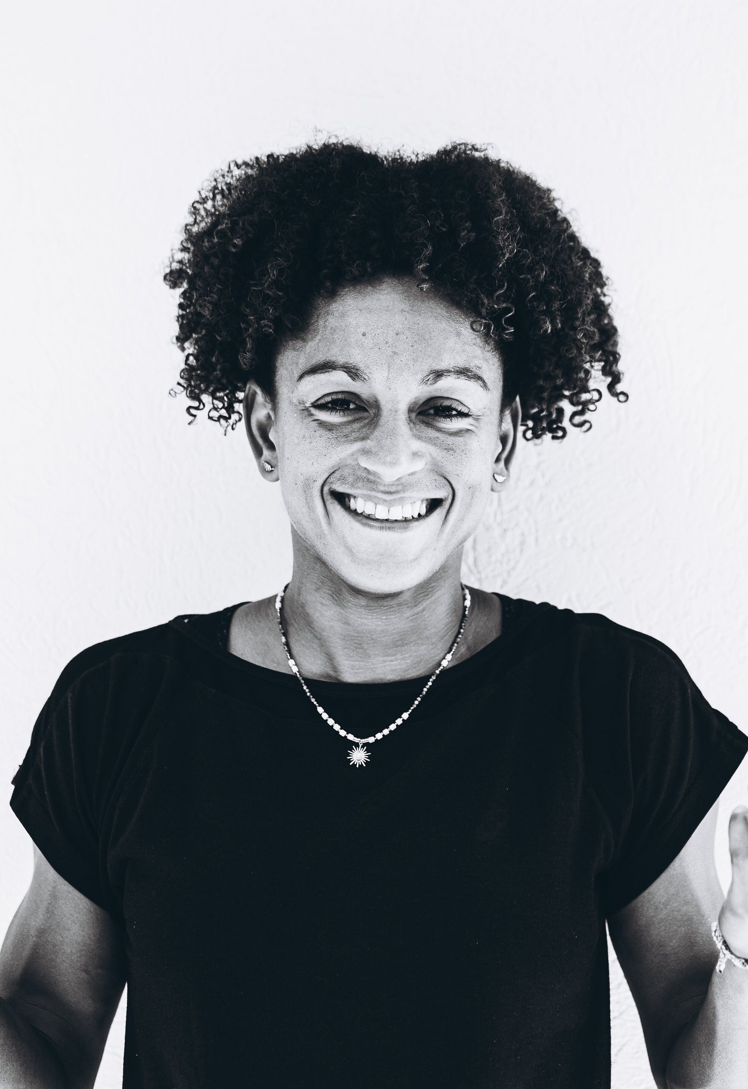Portrait photo en noir et blanc de la sportive Laura Arteil
