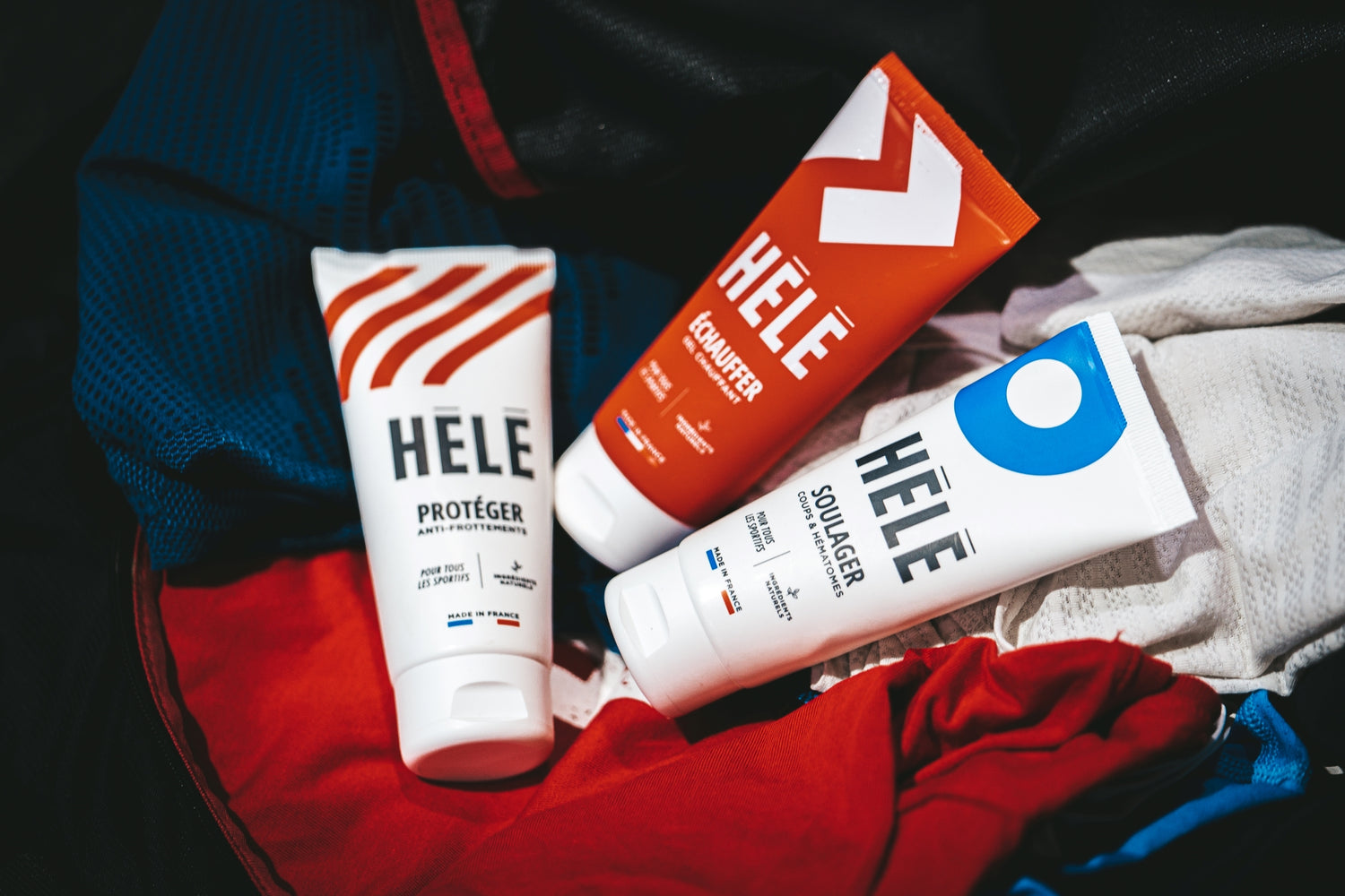 Tubes de crème anti frottements, gel coup et hématomes et gel chaud dans un sac de sport