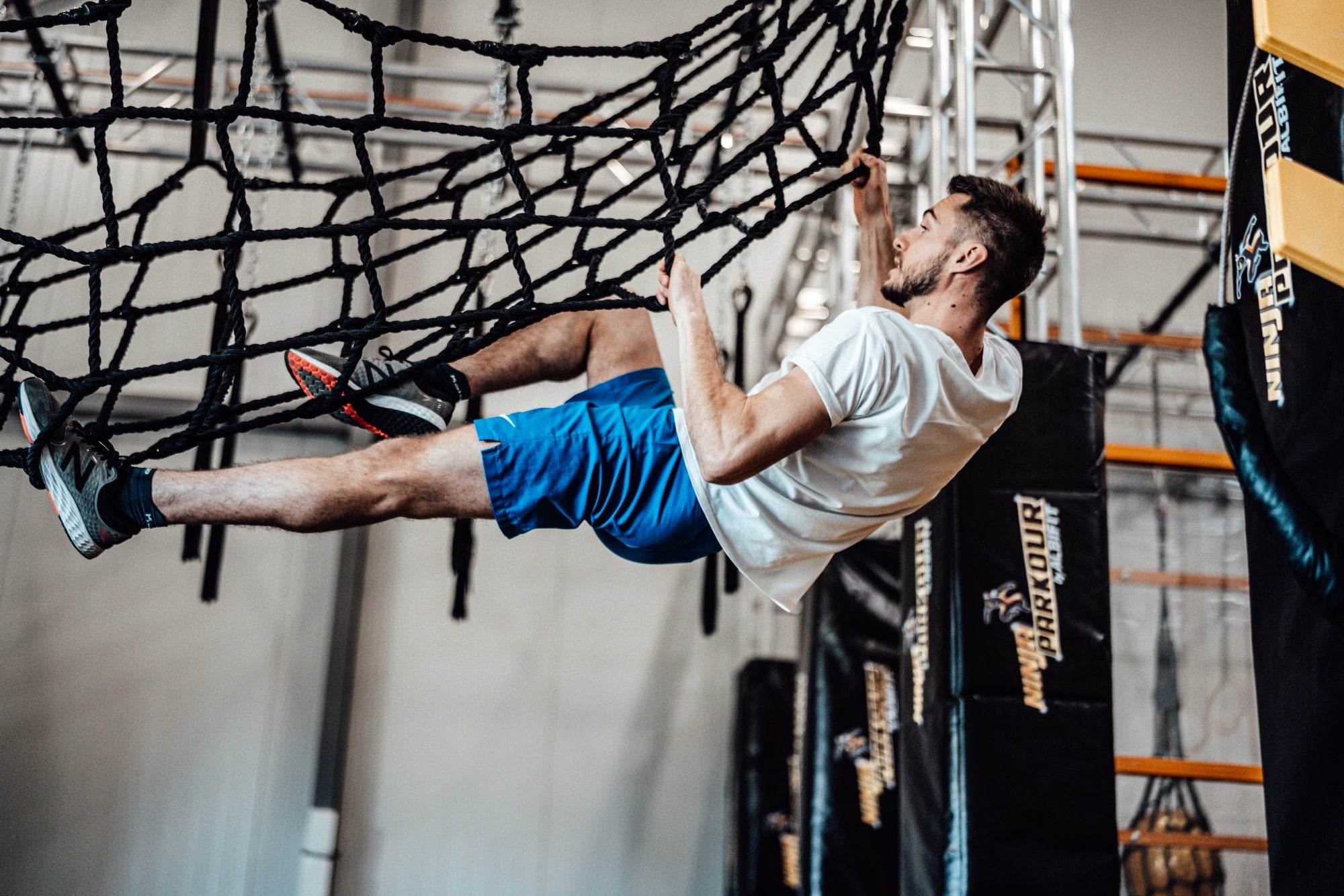 Le sportif Dimitri Houlès en pleine session de course d'obstacle