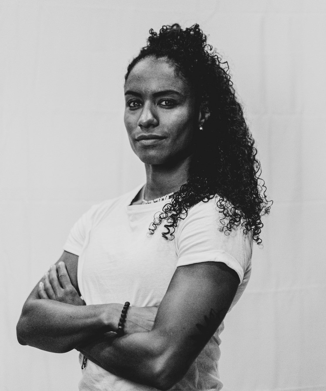 Portrait en noir et blanc de la coach sportive Fanny Bensalla