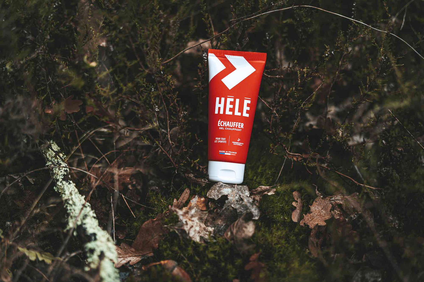 Tube de gel chauffant sur un fond de branches et feuilles en forêt