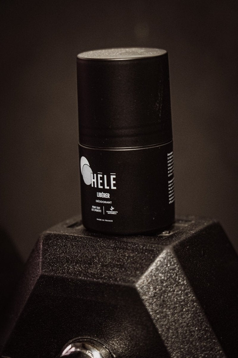 Déodorant roll on sport posé sur une haltère noire