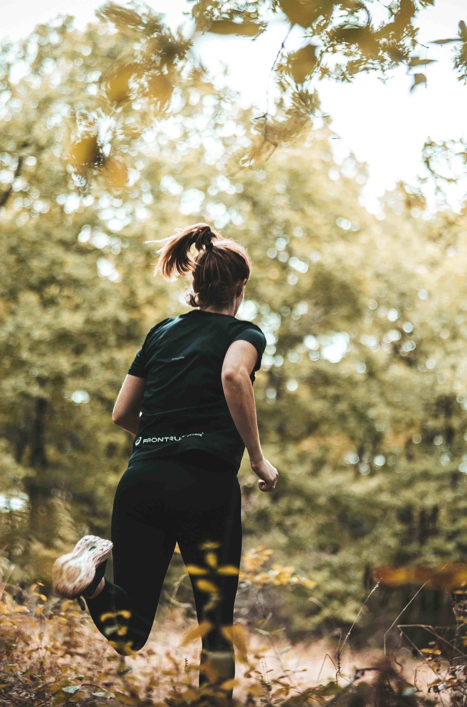 Photo de femme faisant du footing dans la forêt