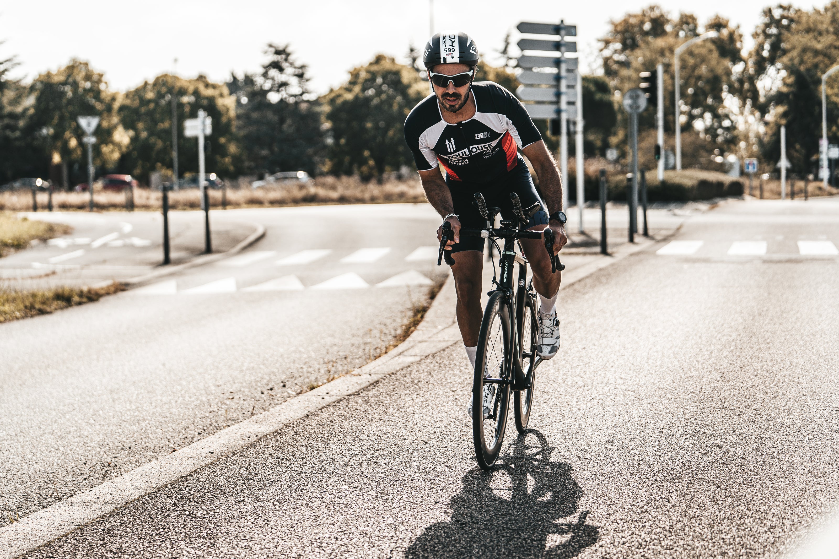 Pack velo - un cycliste en train de faire du vélo sur une route