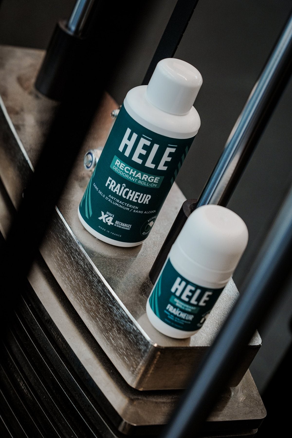 Roll-on 45 ml et recharge 200 ml du déodorant Fraîcheur HELE Sport posés sur un support métallique